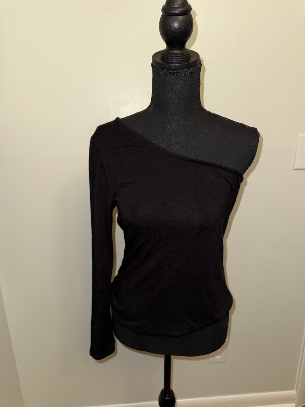 Lulus women’s black one sleeve sweater super soft size large